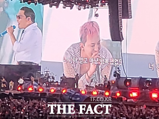 지디와 로제(사진 위) 등 월드스타 싸이라서 초대 가능한 특급 게스트도 빛이 났다. 싸이가 먼저 블랙핑크 로제의 히트곡 아파트를 불렀고, 이후 로제가 무대 위로 등장해 싸이와 함께 호흡을 맞추며 아파트 무대를 완성했다. /강일홍 기자