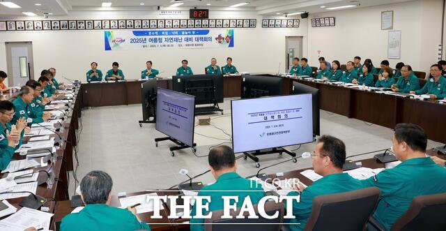 보령시가 여름철 폭우, 태풍, 폭염 등 자연재난에 대비하기 위해 관계기관과 2025년 여름철 자연재난 대비 관계기관 대책회의를 개최하고 있다. /보령시