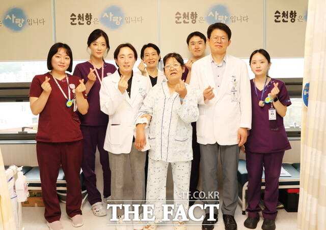 순천향대천안병원이 최근 뇌졸중 후 재활이 필요한 독립운동가의 후손에게 무상 치료를 제공했다. 사진 앞줄 왼쪽 두번째 김수아 교수, 세 번째 최 류드밀라 씨, 네번째 윤석만 교수 등 의료진 기념촬영 모습 /순천향대 천안병원