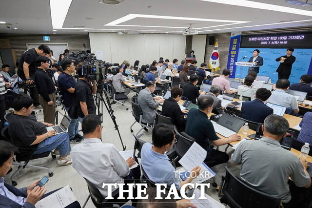 오세현 아산시장 취임 100일 기념 기자회견에서 오세현 시장이 기자들의 질문에 답하고 있다./아산시