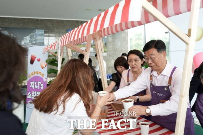 신상진(오른쪽) 성남시장이 3일 시청 1층 누리홀에서 마련한 직원 응원 카페 지니s 소원한잔에서 직원들에게 음료를 건네고 있다. /성남시