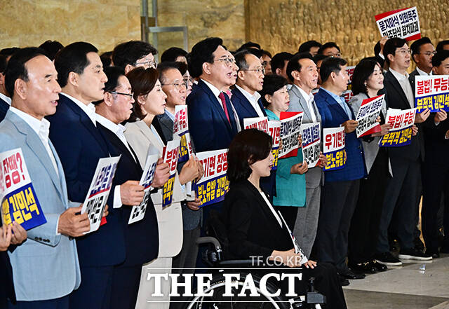 김민석 국무총리 후보자 임명동의안에 대한 규탄 구호 외치는 국민의힘 의원들.