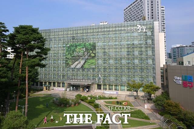 서울 중구(구청장 김길성)는 주민 체감도가 높은 사업을 중심으로 한 추경예산 22억 원을 확정했다고 3일 밝혔다. 사진은 서울 중구청 전경./중구