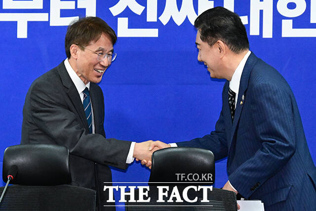 김병기 더불어민주당 대표 직무대행 겸 원내대표(오른쪽)가 3일 오전 서울 여의도 국회 의원회관에서 열린 더불어민주당 국방위원·국정기획위 간담회에 참석해 홍현익 국정기획위원회 외교안보분과위원장과 인사하고 있다. /국회=남윤호 기자