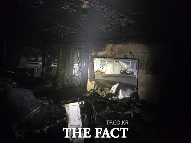 화재가 발생한 부산 기장군 한 아파트 6층 내부 모습. /부산소방재난본부