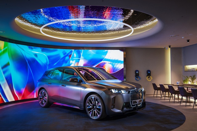 BMW 코리아는 3일 오후 3시부터 순수전기 플래그십 스포츠액티비티비히클(SAV) 뉴 iX의 사전예약을 BMW 숍 온라인을 통해 한다고 밝혔다. 서울 중구 BMW 차징 허브 라운지에 전시된 뉴 iX M70 xDrive. /BMW 코리아