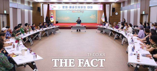 김성제 의왕시장(가운데)이 찾아가는 시장실-문화·예술단체와의 대화를 진행하고 있다. /의왕시