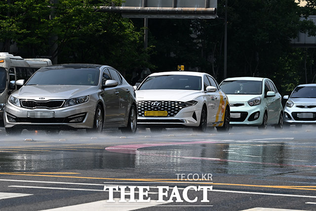 금요일인 4일 전국에 폭염특보가 발효된 가운데 대부분 지역 최고체감온도가 33도 이상(일부 경기도와 강원동해안, 충청권, 남부지방, 제주도동부 35도 내외)으로 올라 온열질환에 유의해야겠다. 오전부터 저녁 사이 수도권과 강원도 일부 지역에선 가끔 비 내리는 곳도 있을 것으로 전망된다. /남용희 기자