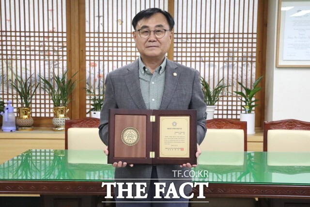 박일 정읍시의회 의장이 2일 대한민국시군자치구의회의장협의회로부터 대한민국지방의정봉사상을 수상했다./정읍시의회