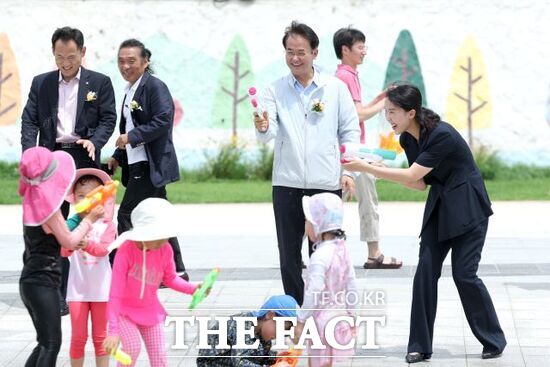 고양시가 2일 개장한 공릉천 발물놀이터를 찾은 인근 지역 어린이들이 즐거운 시간을 보내고 있는 가운데 이동환 시장(오른쪽 3번째)이 환한 미소를 보이고 있다./고양시