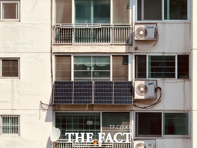 아파트 베란다 난간에 설치된 미니태양광 모습 /광명시