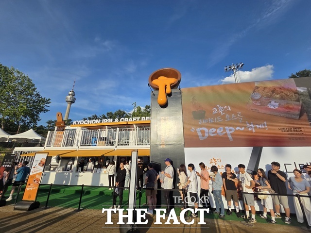 지난 2일 대구광역시 두류공원에서 열린 2025 대구 치맥페스티벌에 참여한 교촌치킨 부스에 방문객들이 치킨을 구매하기 위해 줄지어 서 있다. /대구=우지수 기자