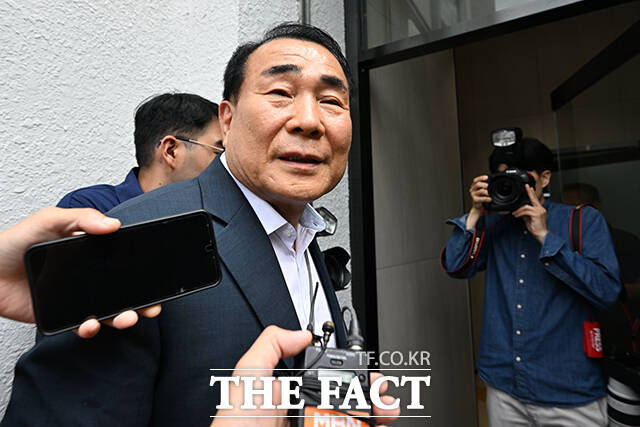 김건희 여사와 관련한 의혹을수사하는 민중기 특별검사팀 관계자가 압수수색을 위해 3일 오후 서울 종로구 삼부토건 사무실로 들어서며 취재진의 질의에 답변하고 있다. /서예원 기자