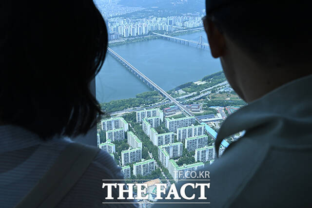 최근 송파구에 위치한 센트럴파크에서 시공사와 시행사 간 공사대금 미지급 문제로 인해 강제 경매 절차가 진행되며 청년안심주택에 대한 제도 보완 필요성이 제기됐다. 사진은 서울 송파구 롯데월드타워 서울스카이에서 시민들이 잠실 일대 주택을 바라보고 있다. /더팩트 DB