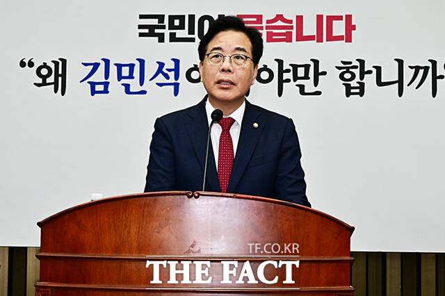송언석 국민의힘 비상대책위원장 겸 원내대표가 3일 오전 서울 여의도 국회에서 열린 의원총회에 참석해 모두발언을 하고 있다. /국회=배정한 기자