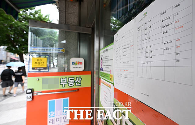 6월 30일 오후 서울 마포구의 한 부동산 중개업소에 아파트 매물 안내문이 붙어 있다. /서예원 기자