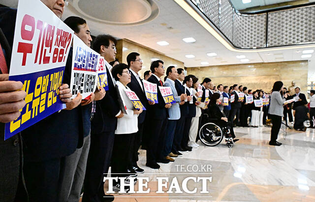 정권 초기 정부·여당에 맞서 소수 야당의 존재감을 키워야 할 뿐만 아니라 현재로서 승리 가능성이 작은 내년 6월 지방선거를 이끌어야 한다는 막중한 과제 때문에 고심이 클 수밖에 없다. /배정한 기자
