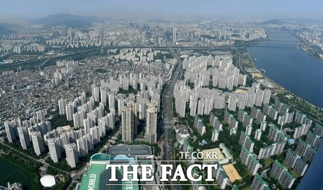 경제정의실천시민연합(경실련)은 3일 서울 종로구 경실련 강당에서 기자회견을 열고 기존 국가산업단지(산단) 조성의 경제효과도 불분명한데 환경보전 가치가 가장 높은 1·2등급지까지 해제하면서 신규 산단을 조성한다는 건 납득하기 어렵다고 밝혔다. /더팩트 DB