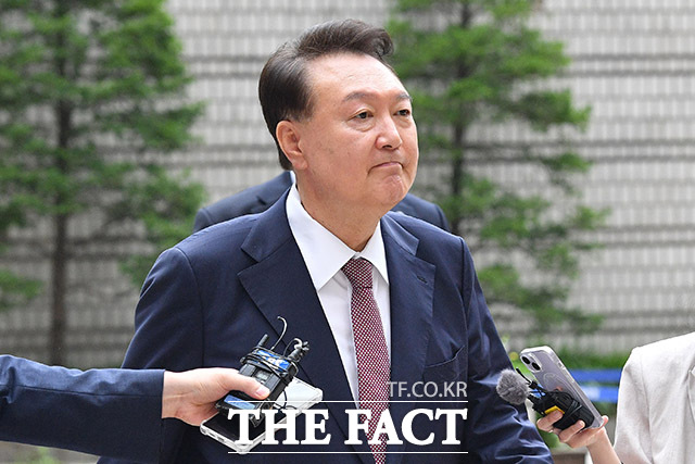 내란 사건을 수사하는 조은석 특별검사팀이 검찰 비상계엄 특별수사본부로부터 사건을 이첩받은 것을 두고 윤석열 전 대통령 측과 특검팀이 충돌했다. 윤 전 대통령이 3일 오전 서울 서초구 서울중앙지방법원에서 열린 내란 우두머리 혐의·직권남용 권리행사 방해 혐의 사건 9차 공판에 출석하고 있다. /사진공동취재단