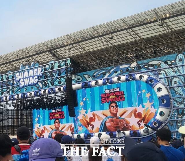 매년 여름이면 가수 싸이 공연 소식도 화제다. 싸이흠뻑쇼 SUMMERSWAG2025가 지난 28일과 29일 이틀간 인천 아시아드 주경기장에서 펼쳐졌다. 이번 주말엔 의정부 종합운동장으로 이어진다. /강일홍 기자
