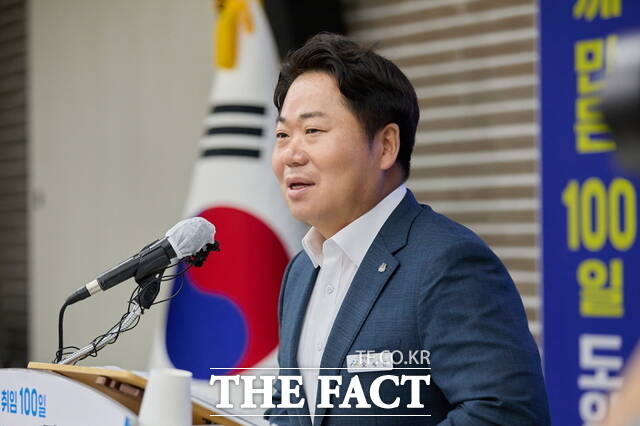 3일 오세현 아산시장 취임 100일 기념 기자회견에서 오세현 시장이 시정운영에 대해 설명하고 있다. /아산시