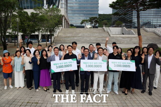 천안시청을 방문해 후원금 전달식을 마치고 참석자들이 기념 촬영을 하고 있다./천안시소상공인연합회