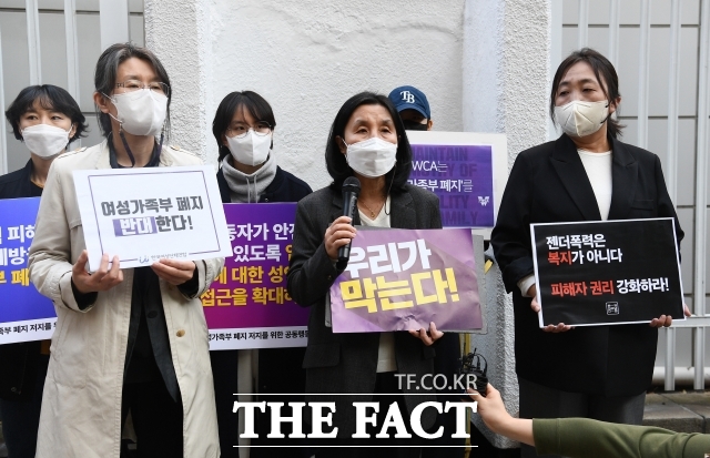 지난 2022년 10월 한국여성단체연합 등 주요 여성단체 회원들이 김현숙 여성가족부 장관과의 감담회를 마친 뒤 입장 표명 기자회견을 하고 있다. 이날 주요 여성단체는 김현숙 여성가족부 장관과 간담회를 마친 뒤 기자회견을 열고 성폭력 피해자 보호 및 예방을 위해 여가부 폐지를 반대한다고 목소리를 높였다./ 더팩트DB