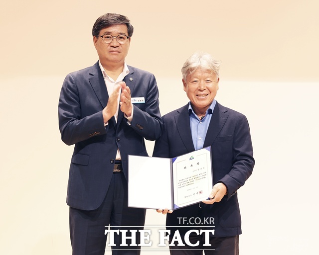 진병영 함양군수(왼쪽)와 오르GO 함양 홍보대사로 위촉된 대한민국 대표 산악인 엄홍길 대장이 기념 촬영을 하고 있다. /함양군