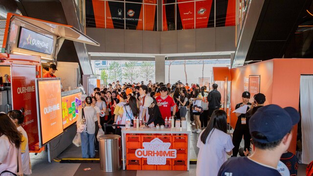지난 2일 대전 한화생명볼파크에서 진행한 TASTY OURHOME RUN 부스 앞에 방문객이 줄을 서고 있다. /아워홈