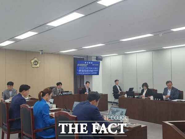 충청광역연합의회 초광역행정산업위원회(위원장 김선광)가 3일 제1차 회의를 개최하고 2025년도 상반기 주요업무 추진상황을 청취하며 추가경정예산안 등 2건의 안건을 심사하고 원안 가결했다. /충청광역연합의회