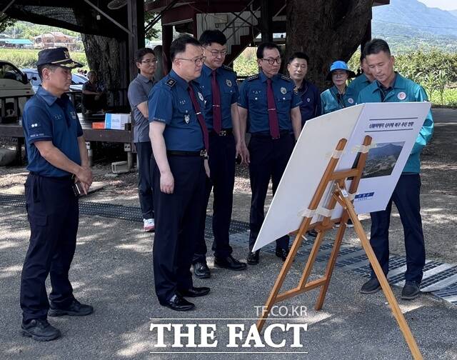김성희 경남경청장이 산불 피해를 입은 경남 산청군 시천면 상지마을을 방문해 피해 주민을 위로하고 현장 복구 상황을 점검하고 있다./경남경찰청