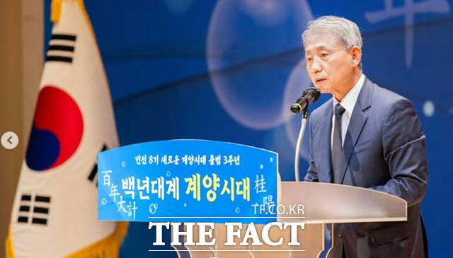 국민들이 참을 줄도 알아야 된다고 생각한다는 윤환 인천 계양구청장의 러브버그 관련 발언에 시민들이 분노하고 있다. /윤환 SNS