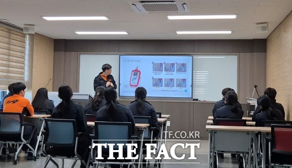 구급교육센터에서 교육받는 기간제 근로자들 모습 /대전소방본부