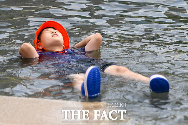 지난달 전국 평균 기온이 관측 이래 가장 높았던 것으로 나타났다. 지난해 기록을 넘어선 역대 가장 더운 6월로 기록됐다. /장윤석 기자