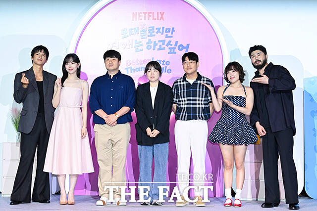 배우 서인국과 강한나, 조욱형 PD, 김노은 PD, 원승재 PD, 개그우먼 이은지, 가수 카더가든(왼쪽부터)이 3일 오전 서울 용산구 CGV 용산아이파크몰에서 열린 넷플릭스 예능 모태솔로지만 연애는 하고 싶어 제작발표회에 참석해 포즈를 취하고 있다. /서예원 기자