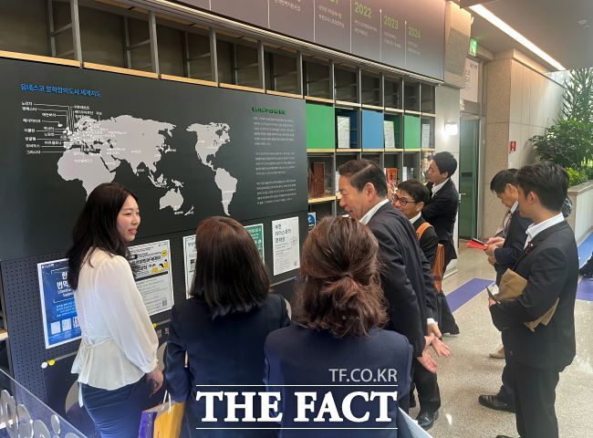 일본 오카야마시의회 방문단이 부천 유네스코 문학창의도시 홍보관을 관람하고 있다. /부천시