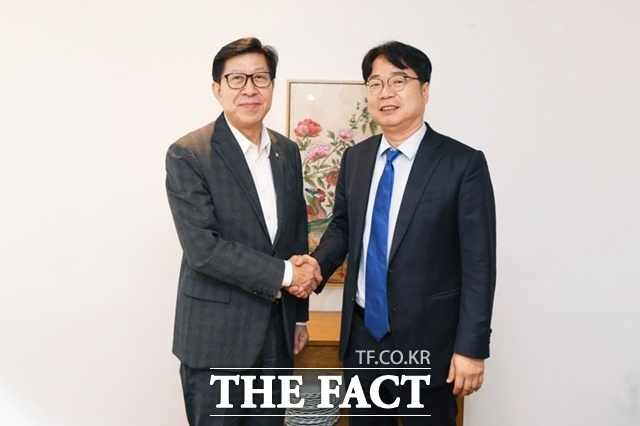 박형준 부산시장과 이재성 더불어민주당 부산시당위원장. /민주당 부산시당