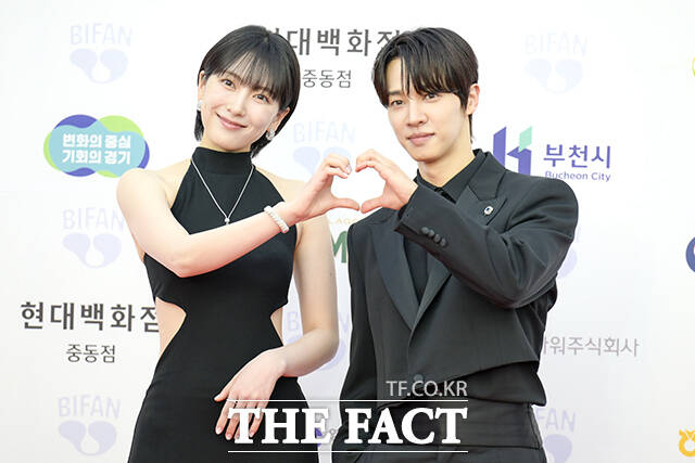 배우 겸 가수 강지영(왼쪽)과 이기광이 3일 오후 경기도 부천시 원미구 부천아트센터에서 열린 제29회 부천국제판타스틱영화제 레드카펫 행사에서 포즈를 취하고 있다. /부천=장윤석 기자