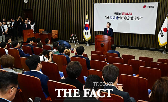 국민의힘이 새 비상대책위원회 인선을 마무리하면서 오는 8월 예정된 전당대회를 준비할 채비를 마쳤다. 하지만 유력 당권주자의 본격적인 움직임은 아직이다. 사진은 송언석 국민의힘 비상대책위원장 겸 원내대표가 3일 오전 서울 여의도 국회에서 열린 의원총회에 참석해 모두발언을 하고 있는 모습. /배정한 기자