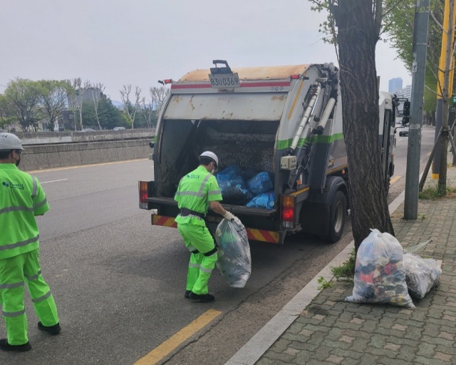 구로구 환경미화원들이 생활폐기물을 수거하고 있다. /구로구
