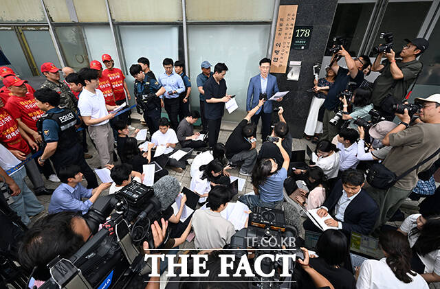 임성근 전 해병대 1사단장이 2일 오후 서울 서초구에 마련된 채상병 특검팀 사무실에 출석하며 입장을 밝히고 있다. /박헌우 기자