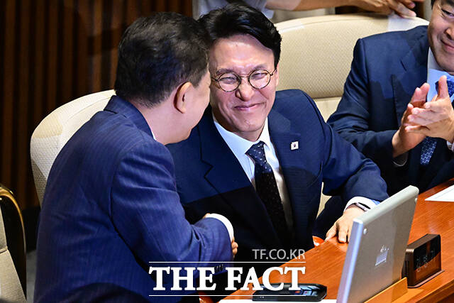 김민석 국무총리 후보자가 3일 서울 여의도 국회에서 열린 본회의에서 자신의 임명동의안이 가결된 후 김병기 더불어민주당 대표 직무대행 겸 원내대표에게 축하받고 있다. /남윤호 기자