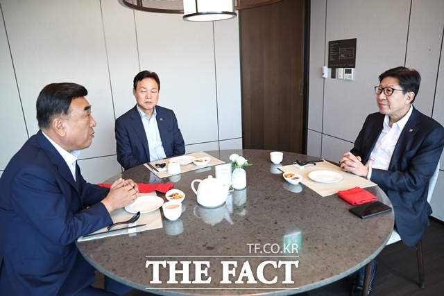 박완수(가운데)경남도지사와 박형준(오른쪽) 부산시장·김두겸 울산시장이 부울경 시도지사 지역 현안 간담회를 갖고 있다./경남도