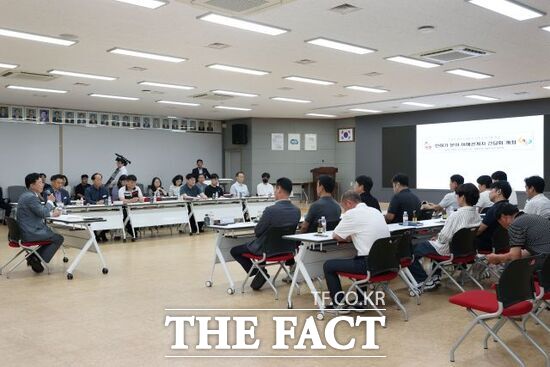 지난 2일 서태원 경기 가평군수(왼쪽)을 비롯한 인허가 관련 군 공무원들과 가평군측량협회 관계자들이 모여 인허가 분야 관련 의견을 나누고 있다./가평군