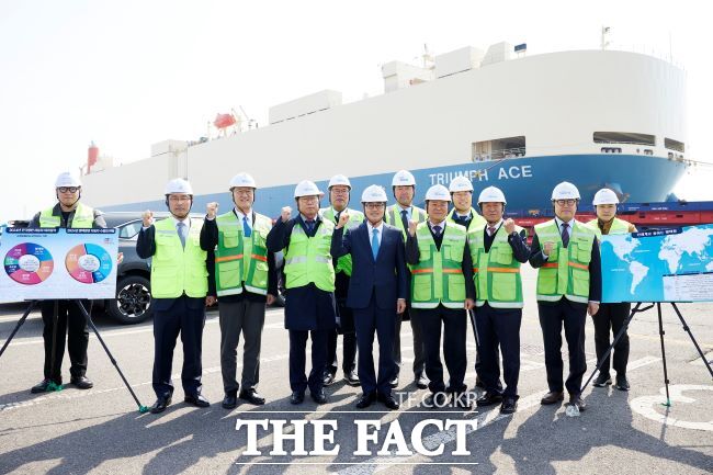 3월 31일 경기 평택항에서 열린 김동연 경기도지사 주재 트럼프 관세 대응 비상경제회의 참석자들이 기념 촬영을 하고 있다./경기도