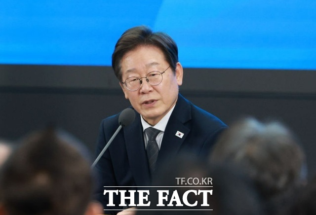 이재명 대통령이 4일 대전에서 현장의 의견을 듣는 국민소통 행보 2탄을 진행한다. 이 대통령이 6월 25일 광주 국립 아시아문화전당에서 열린 광주시민, 전남도민 타운홀미팅에서 발언하고 있다. /뉴시스