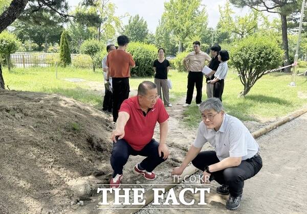 이한영 대전시의회 의원(국민의힘, 서구6, 복지환경위원회)이 3일 은평공원 산책로 조성 사업지를 찾아 공사 진행 상황을 점검했다. 사진 왼쪽부터 이한영 의원, 박영철 대전시 녹지국장. /대전시의회