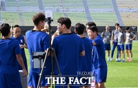  '홍심은 누구에게' 선수단 지켜보는 홍명보 감독 [포토]