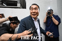  '삼부토건 압수수색' 취재진 질문 받는 민중기 특검팀 관계자 [TF사진관]