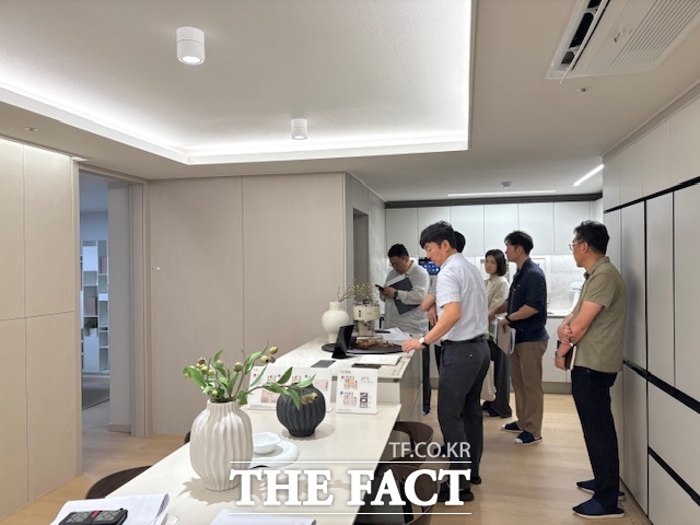광주 동구가 전문가와 함께 견본주택을 사전 점검하고 있다. /광주 동구